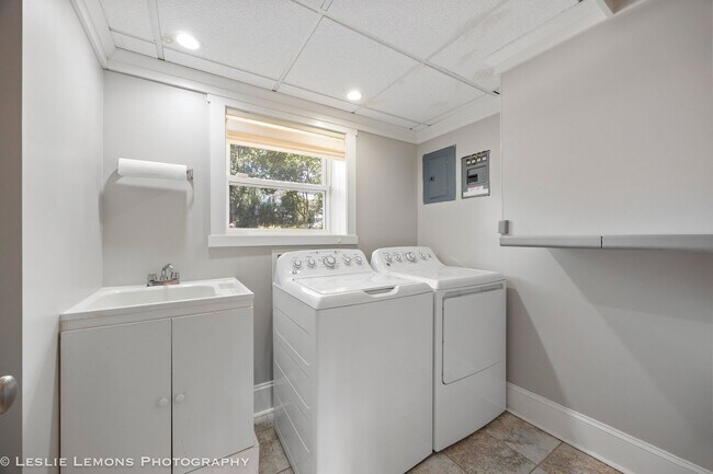 Building Photo - Great House in a great location!