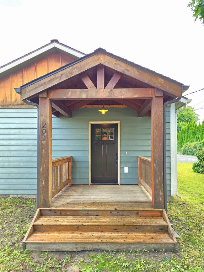 Building Photo - 3 Bedroom Home in Sedro Woolley Available Now