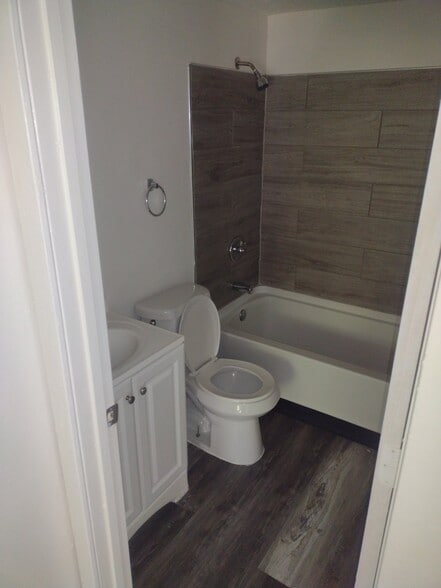 Building Photo - 2556 Beekman St