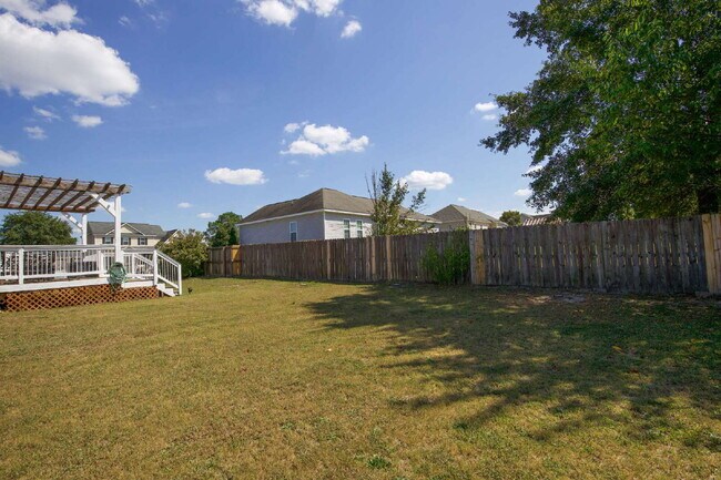 Building Photo - Charming 3 BR/2BA Ranch with fully fenced ...