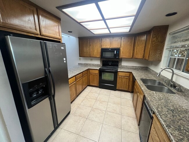 Building Photo - Spacious 3 bed 2.5 bath home in Mountain View. Must see!