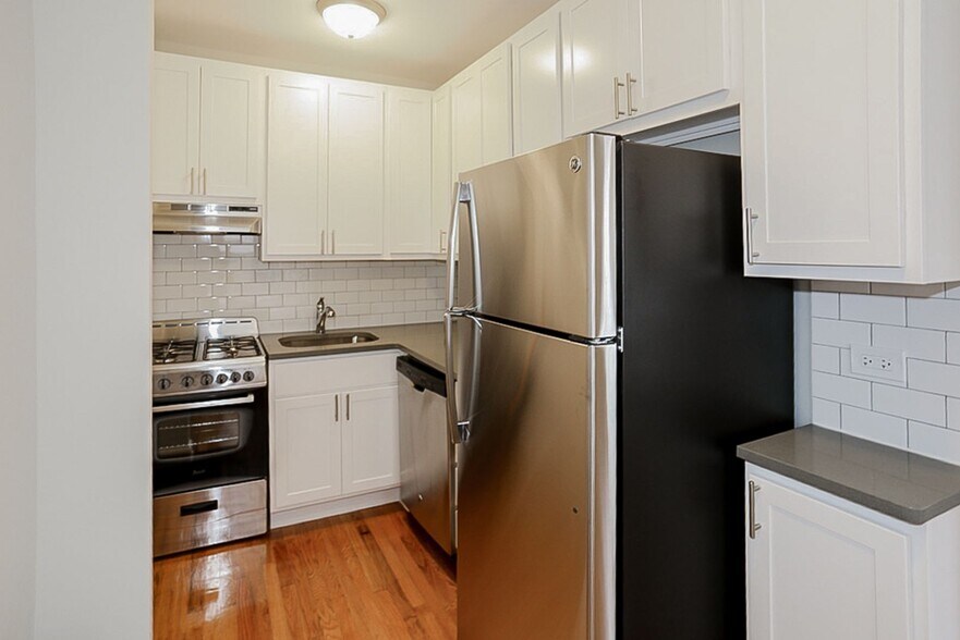 Primary Photo - 526 W Cornelia Ave