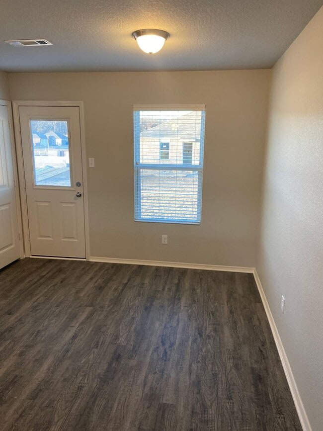 Building Photo - 1610 Raden St