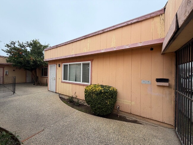 Building Photo - 2553 Glen- 2bd 1 bath