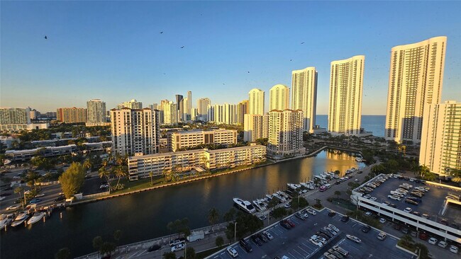 Building Photo - 300 Bayview Dr