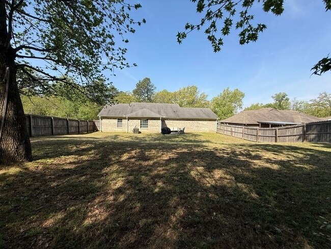 Building Photo - SPRING LAKE ADORABLE HOME with Backyard Fence