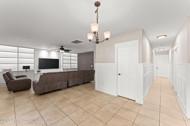Building Photo - 553 Trymore Dr SE