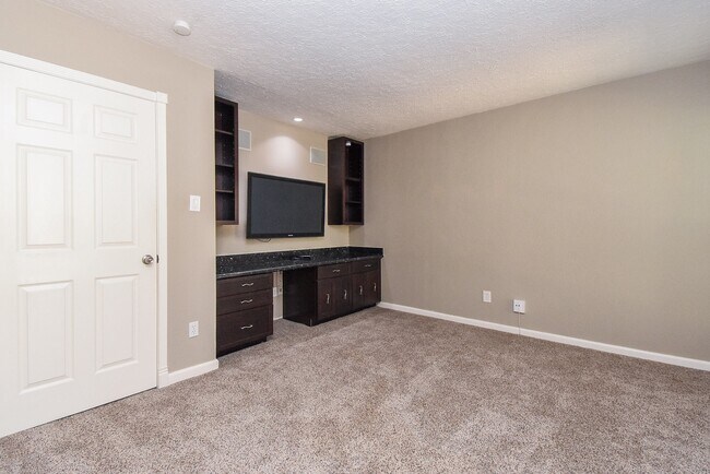 Building Photo - 9400 Doliver Dr