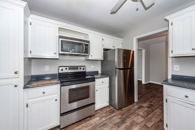 Building Photo - 4 Bedroom, 2.5 Bathroom Home in Tall Pines...