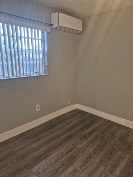 Building Photo - 791 E 43rd St