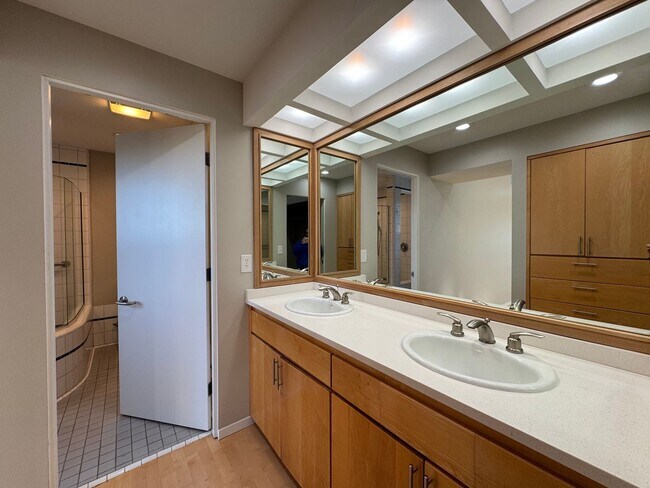 Building Photo - Breathtaking views of Chuckanut Bay!!