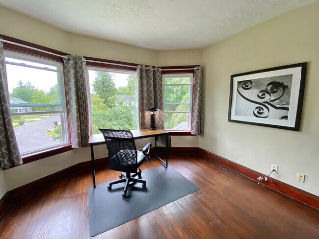 Building Photo - 1520 Maple Rd