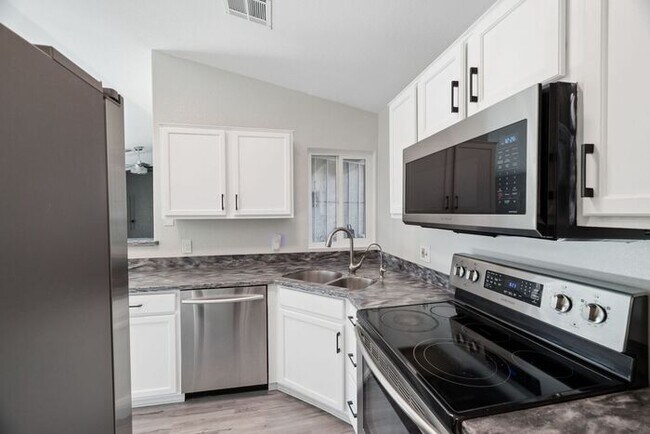 Building Photo - 1057 S Jamaica Way