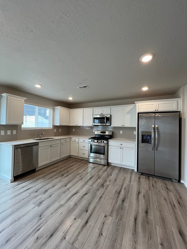 Building Photo - 4501 W Bedford Ave