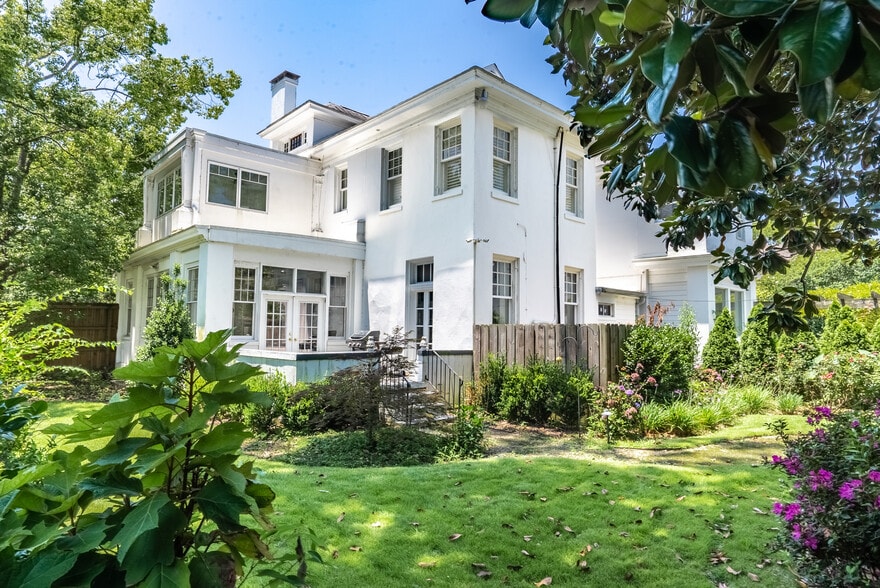 Building Photo - 602 E Victory Dr