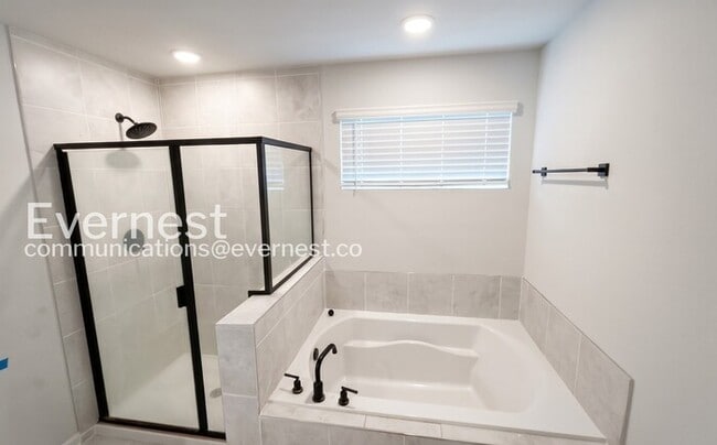 Building Photo - 4 Bed/3 Bath Home with Fenced Yard / Pet-Friendly / Coming Soon!