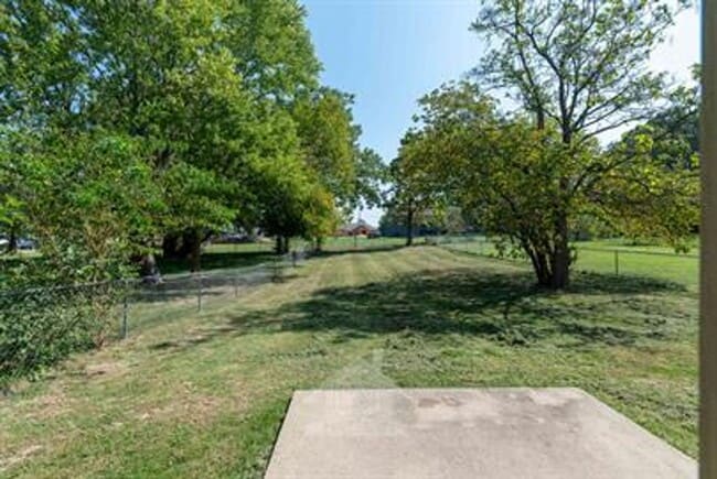 Building Photo - AVAILABLE MID AUGUST - PHOTOS ARE OF SIMIL...