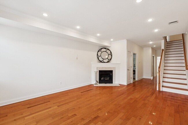 Building Photo - Beautiful 3 bedroom house with Private bac...