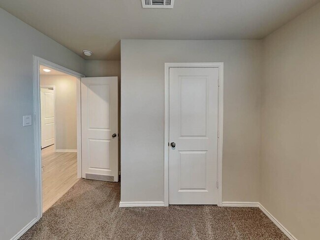 Building Photo - 144 Hollywood Dr