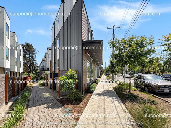 Building Photo - "Charming 3-Bed Townhouse Retreat on Beacon Ave with Spacious 1398 sq ft Layout!"