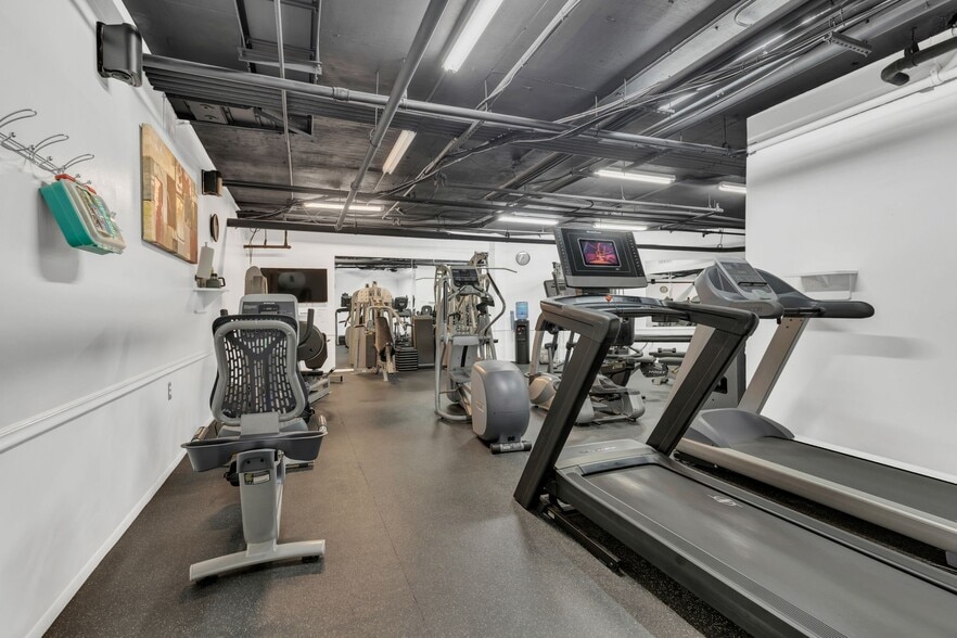 Building Photo - 6666 Brookmont Ter