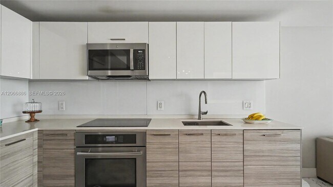 Building Photo - 1300 Brickell Bay Dr