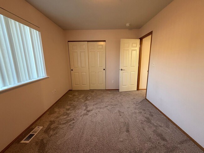 Building Photo - Beautifully updated 3-bedroom, 2-bathroom www.stillproperties.com