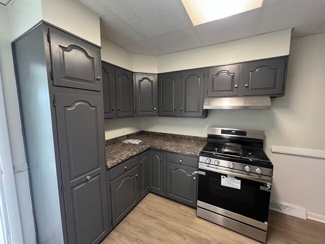 Building Photo - 5 Bedroom House