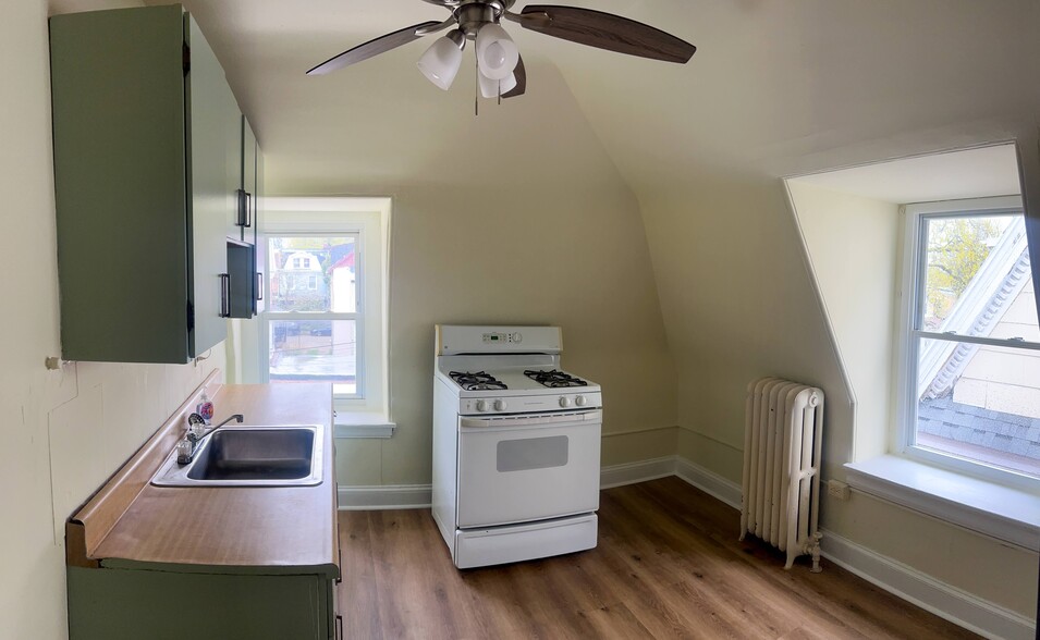 Kitchen - 123 E Washington Ln