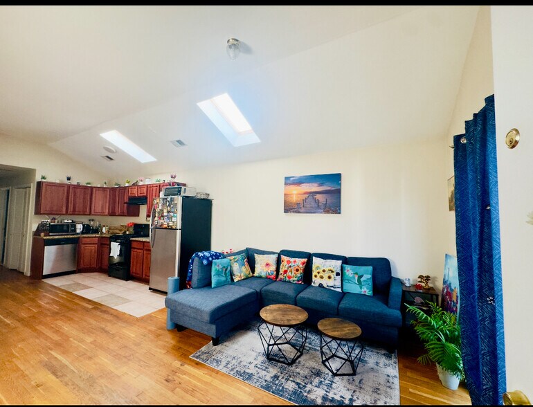 Primary Photo - 320 Claremont Ave