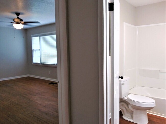 Building Photo - Fresh, Updated 3 bed, 1 bath Ranch ***PET FRIENDLY***