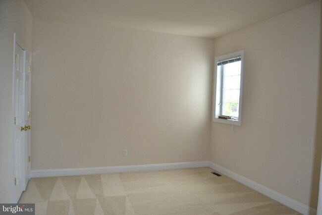 Building Photo - 806 Wren Ln
