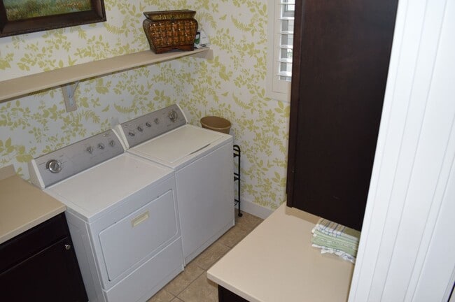 Building Photo - Luxurious 4-Bedroom Home with Mother-in-Law Suite