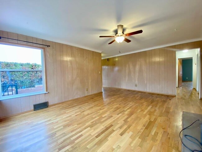 Building Photo - Darling Home in Historic Yakima Neighborhood