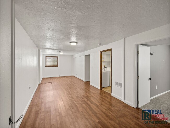 Building Photo - Beautiful 4 Bed 2 Bath Townhome with Lake Views!