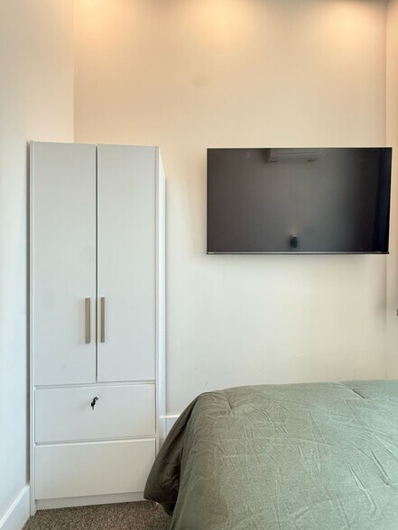 Building Photo - Furnished room/NOT APARTMENT