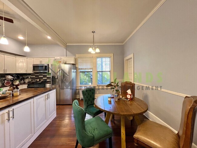 Building Photo - 2417B Clark Street