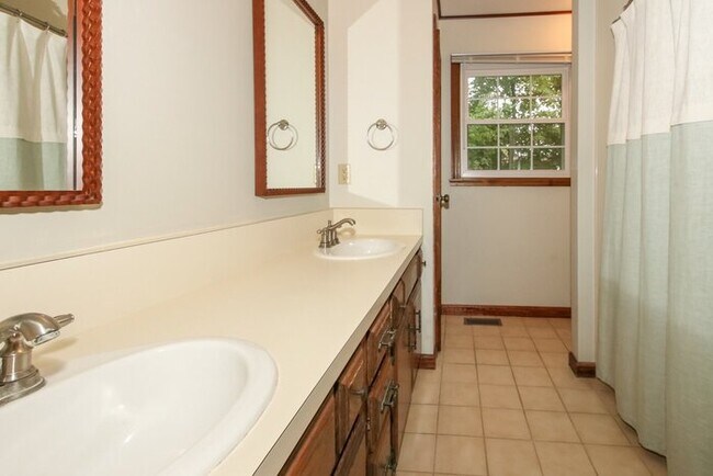 Building Photo - 4 Bedroom Carmel Home!