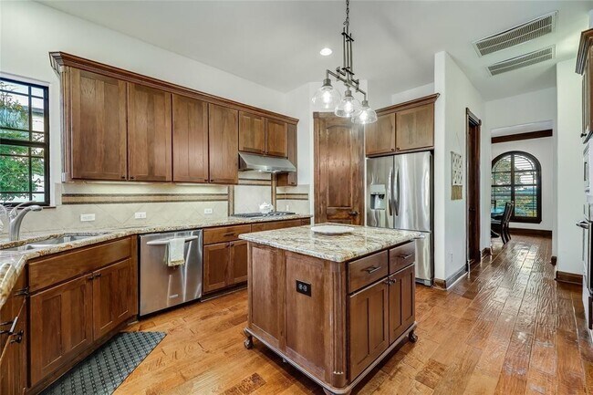 Building Photo - 17005 Northlake Hills Dr