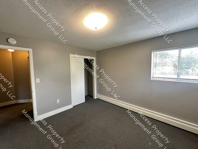 Building Photo - SE Side Updated One Bedroom Unit