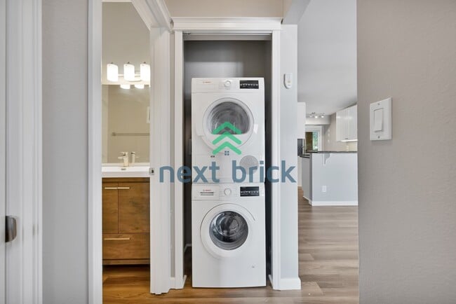 Building Photo - Downtown Bellevue Living | 2BR Condo with Storage & Balcony