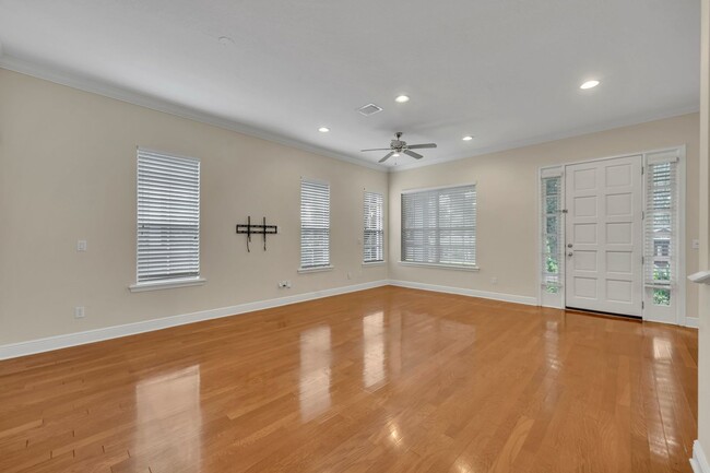 Building Photo - Gorgeous Townhome in Downtown Orlando