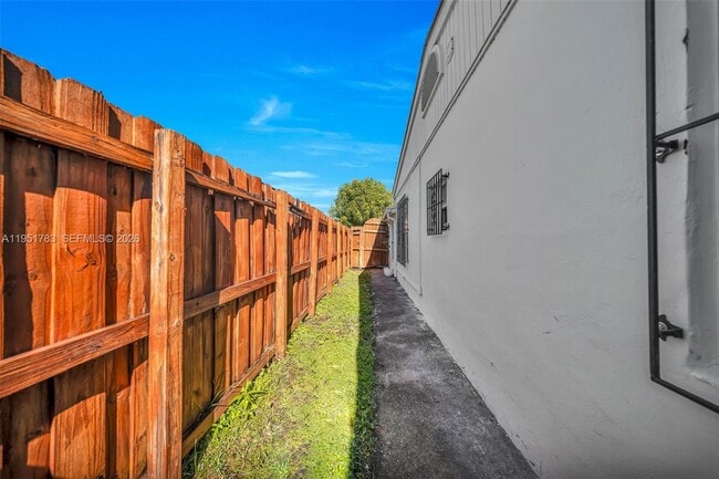 Building Photo - 1624 NE 175th St