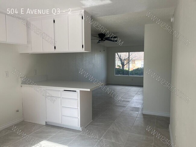 Building Photo - 504 E Ave Q3