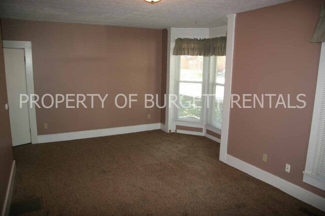 Building Photo - 325 W Lutz Ave