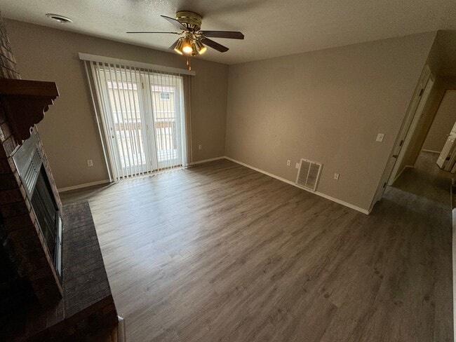 Building Photo - Updated 2 bedroom one bath Apartment in Oz...