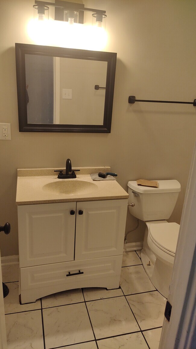 Building Photo - Room in House on Cricketeer Dr