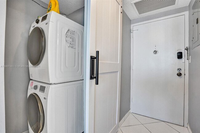 Building Photo - 3725 S Ocean Dr