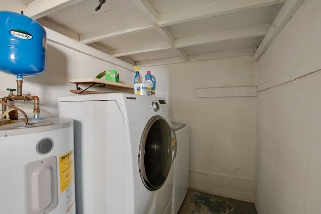 Building Photo - 904 SE Chatterson Rd