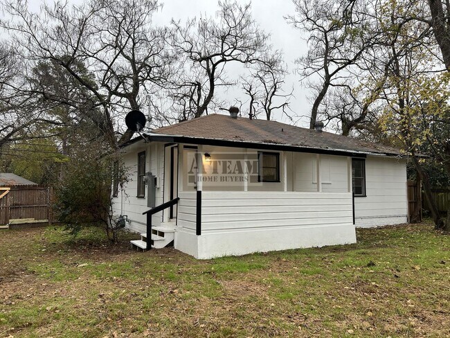 Building Photo - Renovated 2 Bed 1 Bath house for rent in T...